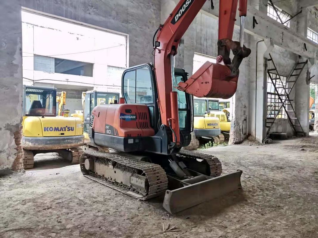 6 تن آماده براي کار و تجربه استفاده شده کره وارد DOOSAN DX60 در حالت خوب
