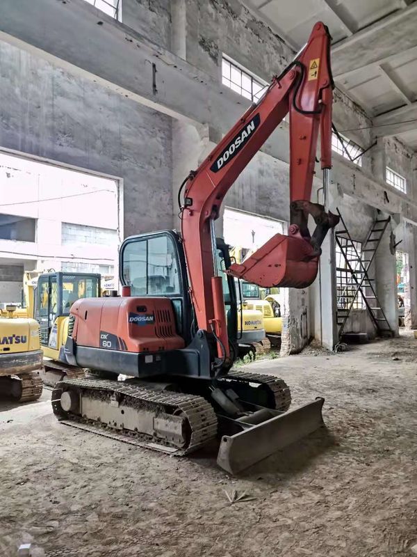 6 تن آماده براي کار و تجربه استفاده شده کره وارد DOOSAN DX60 در حالت خوب