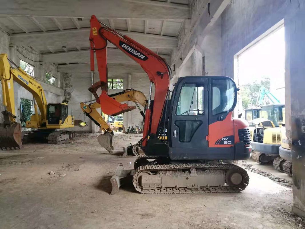 6 تن آماده براي کار و تجربه استفاده شده کره وارد DOOSAN DX60 در حالت خوب