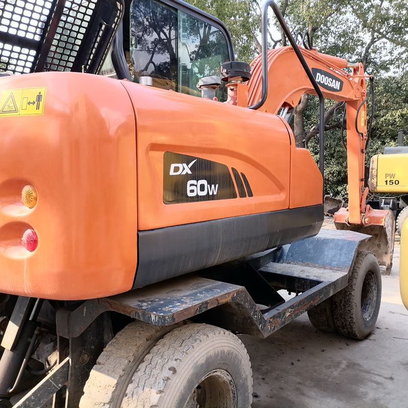 5 تن کره وارد شده 90 درصد جدید Doosan DX 60W استفاده شده چرخ حفاری با کیفیت بالا و بهترین عملکرد برای فروش
