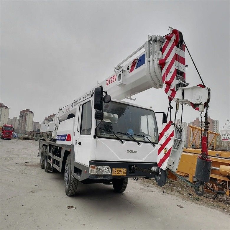 جرثقیل کامیون دوچرخه ای 20 تن Zoomlion QY25V استفاده شده با 3000-4000 ساعت کار