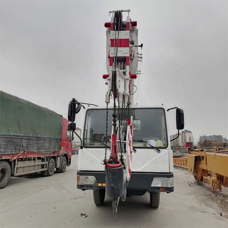 جرثقیل کامیون دوچرخه ای 20 تن Zoomlion QY25V استفاده شده با 3000-4000 ساعت کار