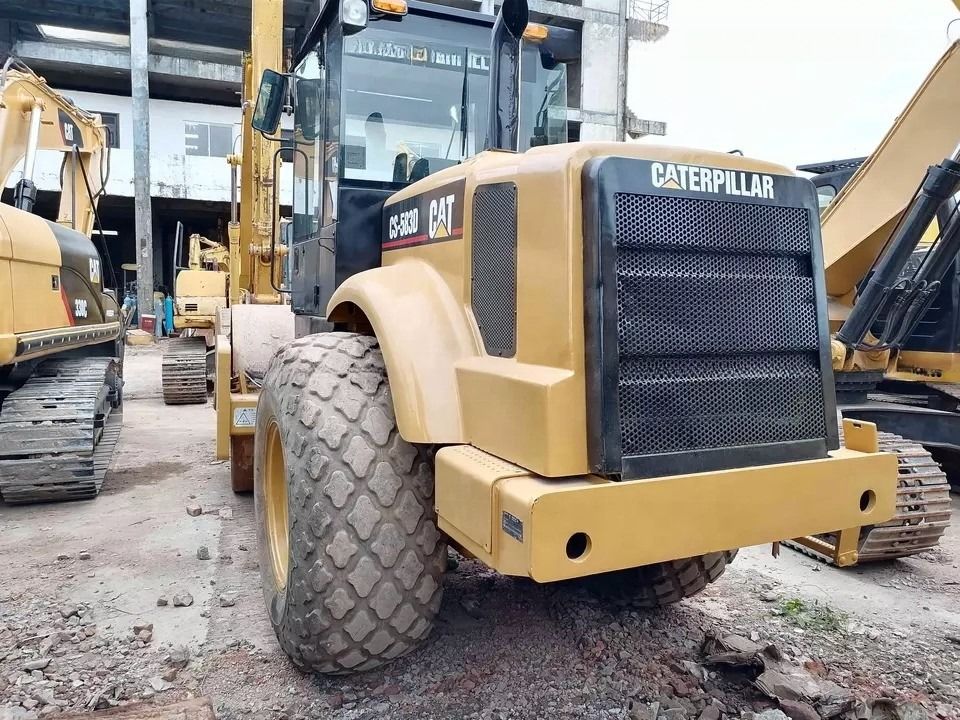 حالت خوب CAT CS-583D رولر جاده ای تک درام با قطعات اصلی
