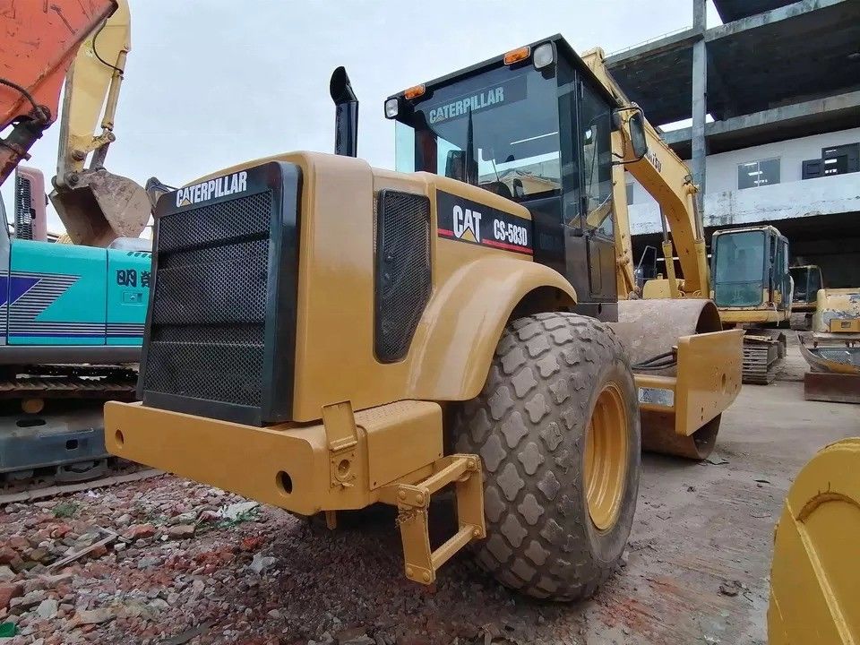 حالت خوب CAT CS-583D رولر جاده ای تک درام با قطعات اصلی