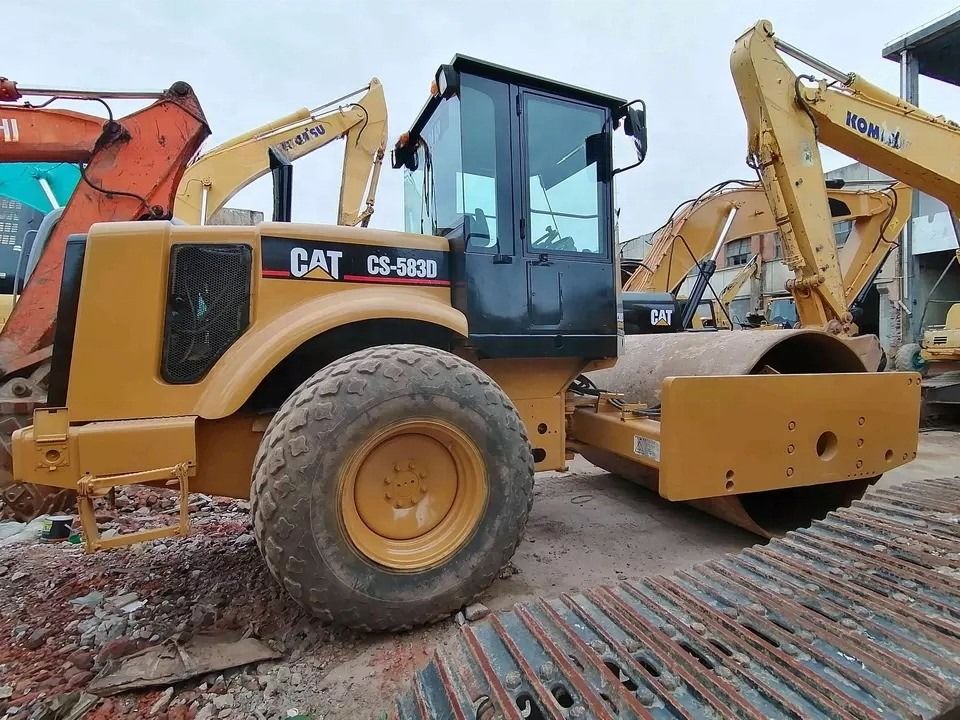 حالت خوب CAT CS-583D رولر جاده ای تک درام با قطعات اصلی