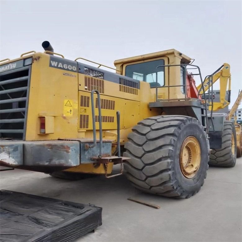 ساعات کار کم WA600-6 بارگیری چرخ از ژاپن با وزن ماشین 44000-44500 kg