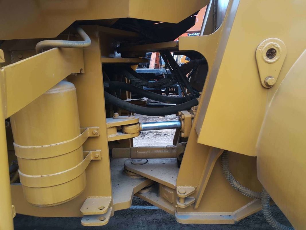 ماشین بارگیری چرخ های مترو Cat 966G با سطل 5.5m3 و موتور Caterpillar
