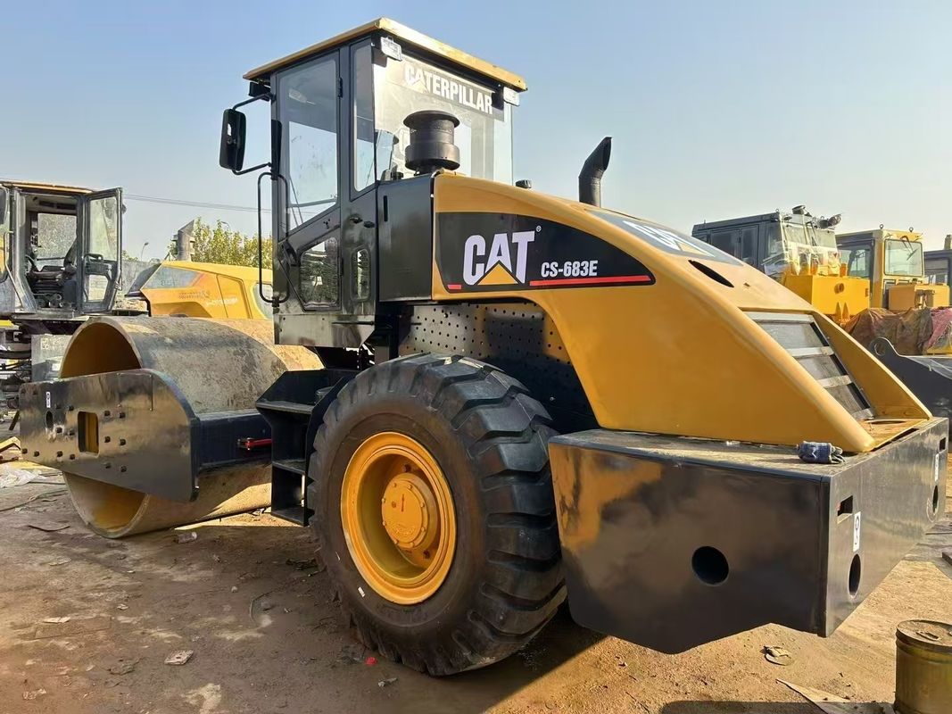 CAT CS-683E کمپکتور رولر ارتعاش استفاده شده 1.8 mm Amplitude 134 kW قدرت موتور