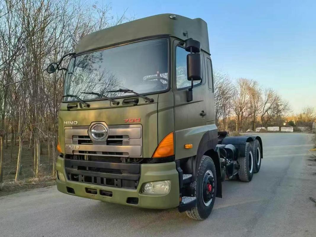 استفاده شده HINO 700 تراکتور کامیون حمل و نقل طول 7.18 M رنگ اصلی