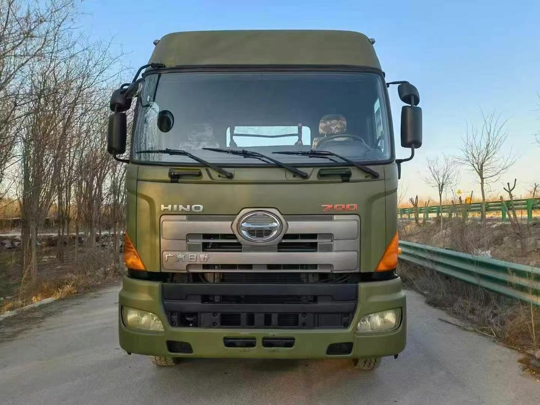 استفاده شده HINO 700 تراکتور کامیون حمل و نقل طول 7.18 M رنگ اصلی
